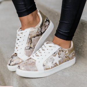 Kendra Snakeskin Star Sneakers New in Box Size 5.5